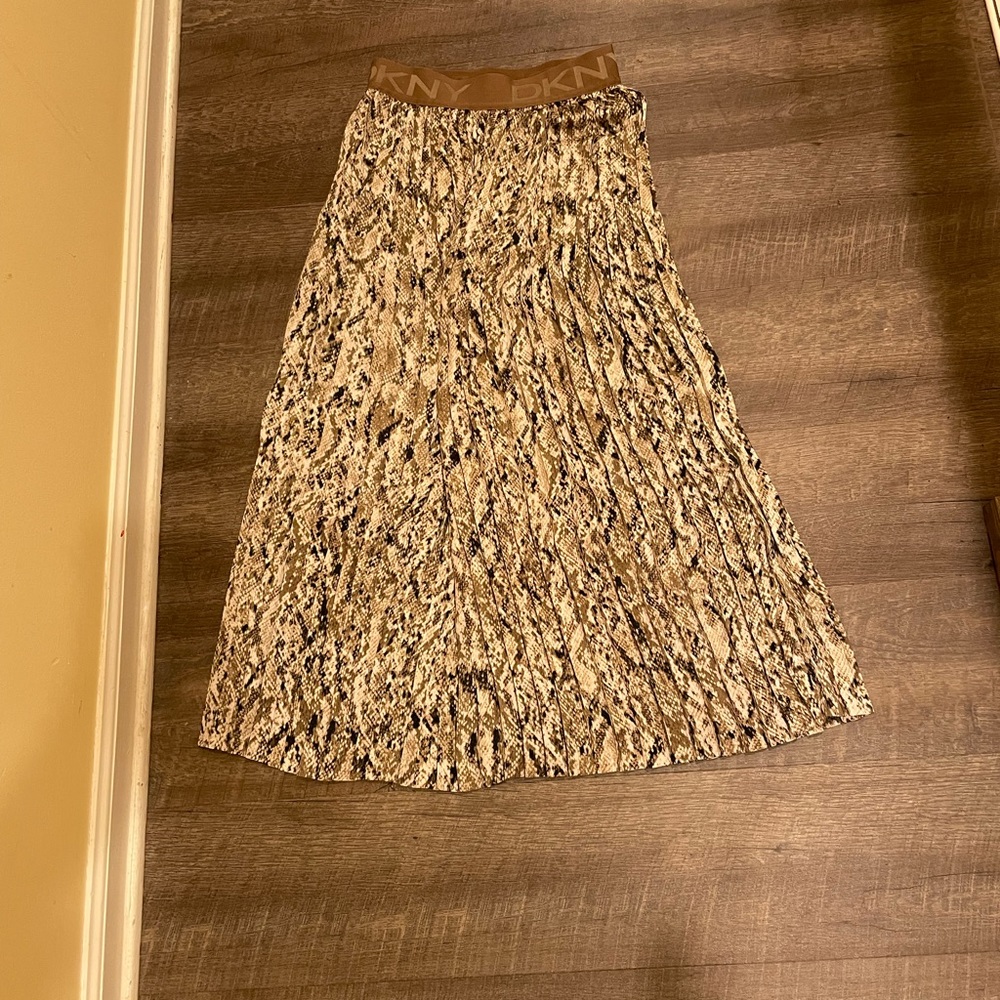 NWOT DKNY boutique animal print pleated skirt. Gorgeous - Picture 15 of 17
